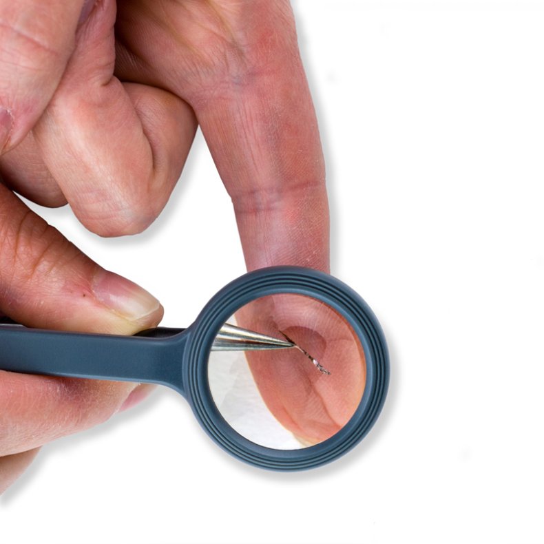 Carson Lupp med pincett